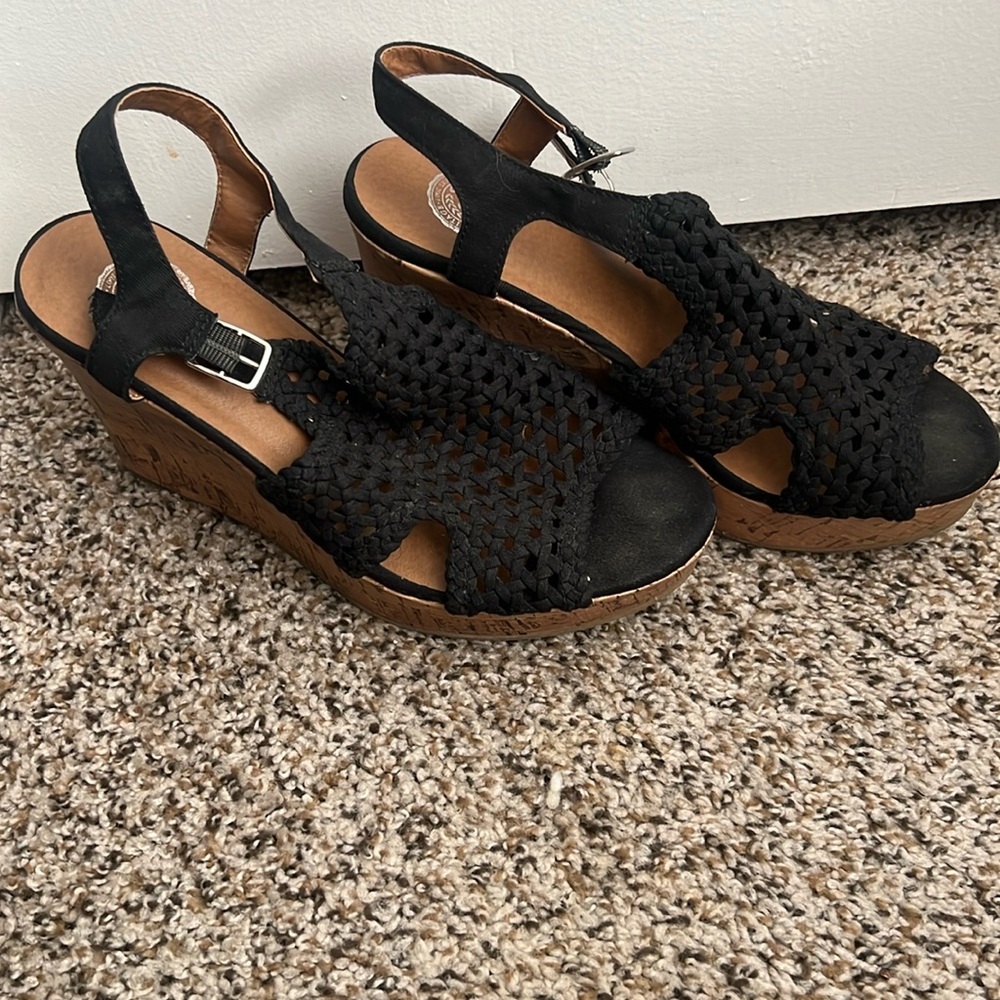 SO black wedges